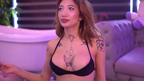 Sienna online show from September 25, 2025, 7:56 am