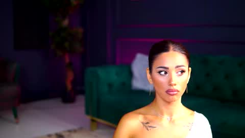 Sienna online show from September 20, 2025, 6:36 am