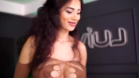 Sienna online show from October 19, 2025, 9:54 am