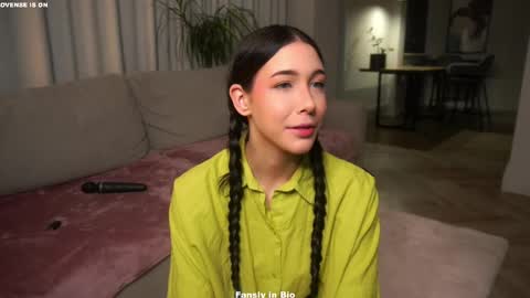 Eva  online show from November 20, 2025, 11:32 am