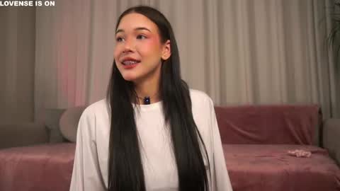 Eva  online show from December 5, 2025, 11:19 am