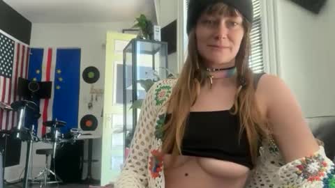 Snapshot of silkwilde chatting on April 28, 2026, 2:55 pm silkwilde online show from April 28, 2026, 2:55 pm