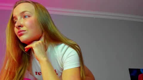 Mila online show from November 17, 2025, 8:31 am