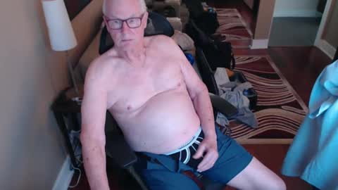 Snapshot of silverfoxmps chatting on October 6, 2025, 10:07 pm silverfox online show from October 6, 2025, 10:07 pm