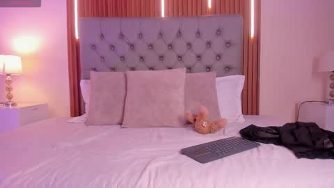 simonastar_ online show from February 11, 2026, 1:49 pm