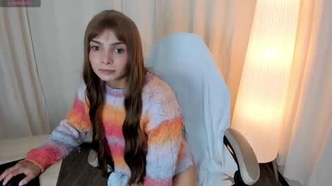 Snapshot of simone_sky chatting on January 10, 2026, 8:21 pm simone_sky online show from January 10, 2026, 8:21 pm