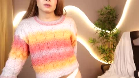 Snapshot of simone_sky chatting on February 10, 2026, 12:59 am simone_sky online show from February 10, 2026, 12:59 am