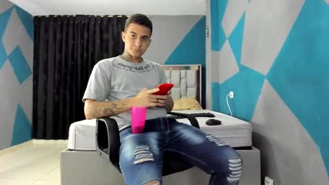 Snapshot of simonkeler chatting on December 18, 2024, 3:26 am SIMON KELER online show from December 18, 2024, 3:26 am