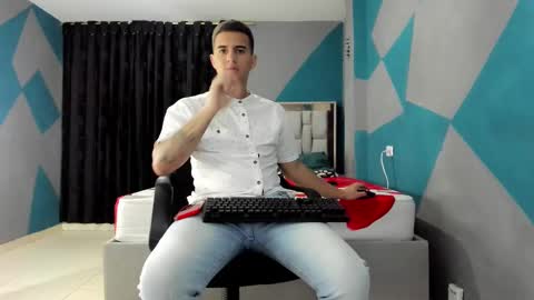 Snapshot of simonkeler chatting on December 31, 2024, 2:29 am SIMON KELER online show from December 31, 2024, 2:29 am