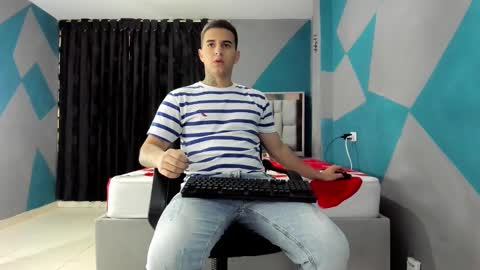 Snapshot of simonkeler chatting on December 31, 2024, 8:23 pm SIMON KELER online show from December 31, 2024, 8:23 pm