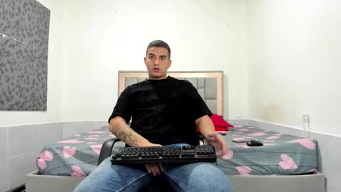 Snapshot of simonkeler chatting on December 13, 2025, 10:26 pm SIMON KELER online show from December 13, 2025, 10:26 pm