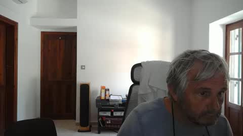 Snapshot of simonthenudist chatting on April 7, 2026, 12:16 pm Simon online show from April 7, 2026, 12:16 pm