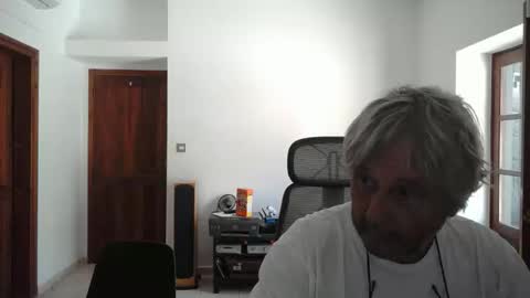 Snapshot of simonthenudist chatting on April 17, 2026, 10:07 am Simon online show from April 17, 2026, 10:07 am