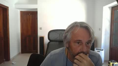 Snapshot of simonthenudist chatting on May 9, 2026, 8:41 am Simon online show from May 9, 2026, 8:41 am