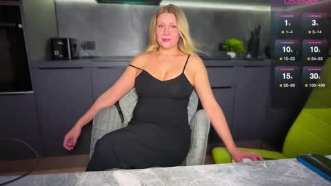 Snapshot of simply_sasha chatting on November 18, 2025, 6:45 pm A present for me online show from November 18, 2025, 6:45 pm