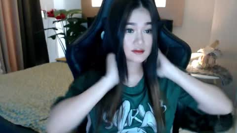 Adrianna Fowler online show from December 4, 2025, 1:59 am