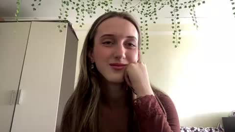 Snapshot of sinadabato chatting on August 4, 2026, 8:28 am Nevena online show from August 4, 2026, 8:28 am