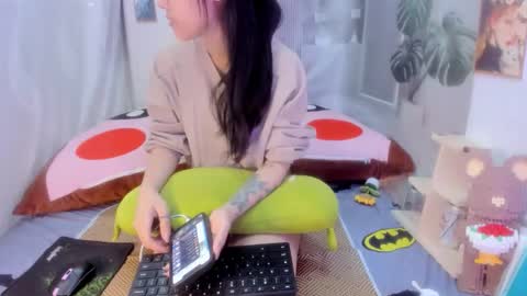 julila online show from November 24, 2025, 2:55 am