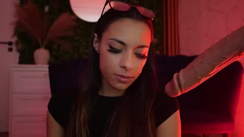 Snapshot of sisi_von_dee chatting on May 19, 2026, 1:56 am Dee online show from May 19, 2026, 1:56 am