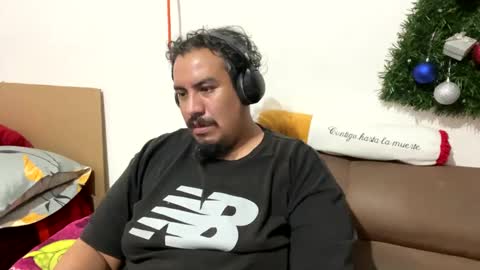 Snapshot of skinhell chatting on December 17, 2024, 3:28 am Elias online show from December 17, 2024, 3:28 am