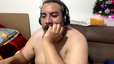 Snapshot of skinhell chatting on January 5, 2025, 12:09 am Elias online show from January 5, 2025, 12:09 am