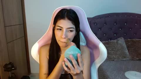 Snapshot of skinny_hailey1 chatting on March 7, 2025, 1:07 pm Hailey online show from March 7, 2025, 1:07 pm