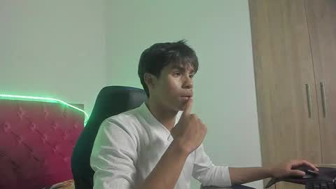 Snapshot of skinny_sam23 chatting on April 23, 2026, 4:14 am sam online show from April 23, 2026, 4:14 am