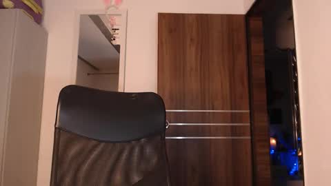 jesica online show from November 5, 2025, 5:18 am