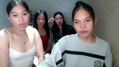 Snapshot of sky_fox_sweetxx chatting on December 16, 2024, 1:11 pm    online show from December 16, 2024, 1:11 pm