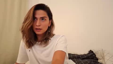 Snapshot of skyamber8v2 chatting on December 4, 2025, 2:15 pm Vi online show from December 4, 2025, 2:15 pm