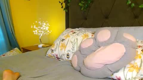 Snapshot of skybella_ chatting on April 22, 2026, 12:50 pm Skylar online show from April 22, 2026, 12:50 pm