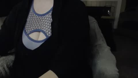 SKYLE   online show from November 17, 2025, 4:40 am