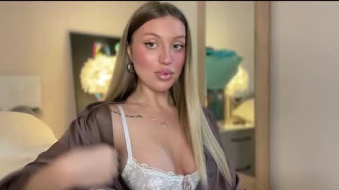 Snapshot of skyffi chatting on December 4, 2025, 8:50 pm GARRY AND SOPHIA online show from December 4, 2025, 8:50 pm