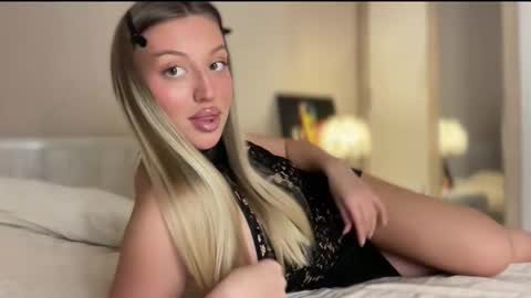 Snapshot of skyffi chatting on December 16, 2025, 8:14 pm GARRY AND SOPHIA online show from December 16, 2025, 8:14 pm