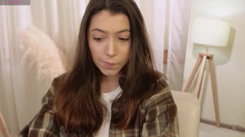 Emilia online show from November 28, 2025, 12:08 pm