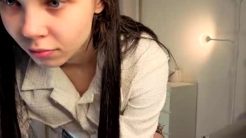 Lily online show from November 26, 2025, 1:34 pm