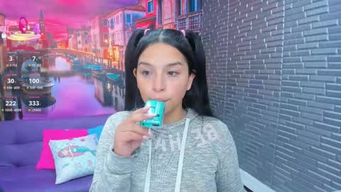 Snapshot of small__naughty chatting on December 18, 2025, 1:50 pm Mariana Torres online show from December 18, 2025, 1:50 pm