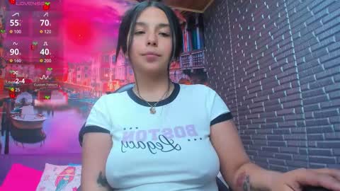 Snapshot of small__naughty chatting on January 31, 2026, 7:11 pm Mariana Torres online show from January 31, 2026, 7:11 pm