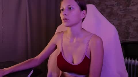 Snapshot of small_emma0 chatting on November 21, 2025, 6:28 pm Emma online show from November 21, 2025, 6:28 pm