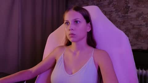 Snapshot of small_emma0 chatting on November 22, 2025, 7:57 pm Emma online show from November 22, 2025, 7:57 pm