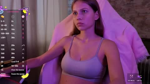 Snapshot of small_emma0 chatting on December 4, 2025, 8:34 am Emma online show from December 4, 2025, 8:34 am