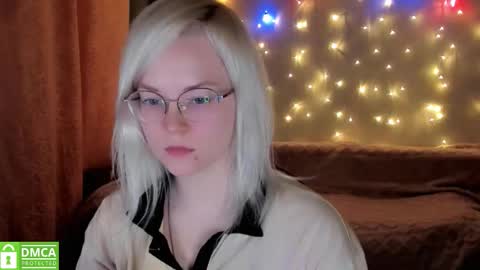 smallimpmeili online show from December 4, 2025, 9:23 pm