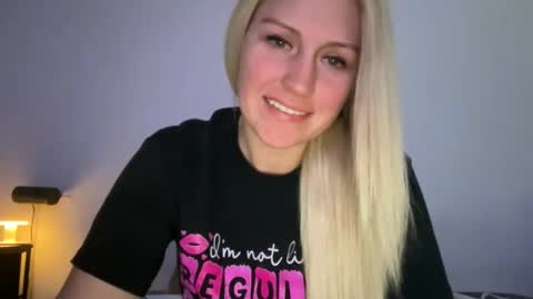 Snapshot of smexxii93 chatting on December 17, 2025, 6:03 pm smexxii93 online show from December 17, 2025, 6:03 pm