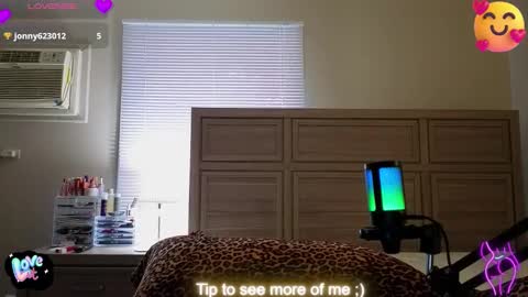 Snapshot of smexy_bun chatting on November 1, 2025, 7:49 pm Smexy online show from November 1, 2025, 7:49 pm