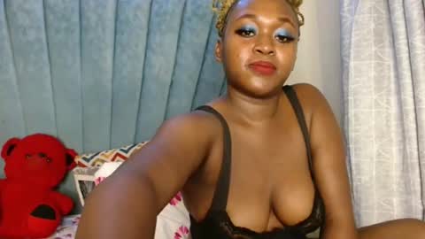 smiley_berry online show from November 20, 2025, 6:29 pm