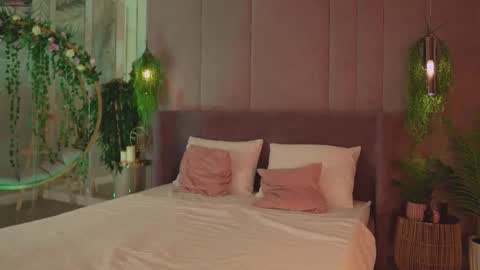 Mia online show from November 17, 2025, 5:13 am