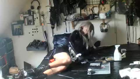 smokeslut365 online show from June 10, 2026, 5:50 am