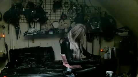 smokeslut365 online show from June 18, 2026, 2:12 am