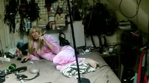 smokeslut365 online show from July 31, 2026, 12:32 am
