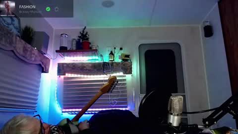 Snapshot of snarfle chatting on March 3, 2025, 7:21 am Viiscount Snarfle Von Snarfenberg online show from March 3, 2025, 7:21 am